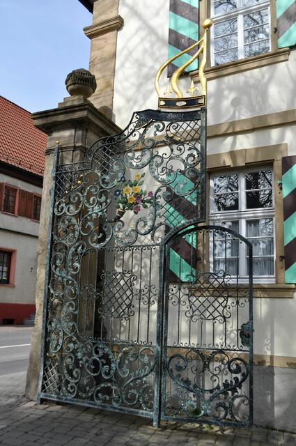 Die Tore sind geöffnet und man kann in den Hof laufen.  | Foto: Daniela Somers