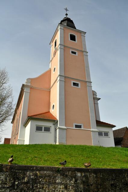 Die ev. Kirche. Drei Besucher sitzen schon auf der Kirchenmauer. | Foto: Daniela Somers