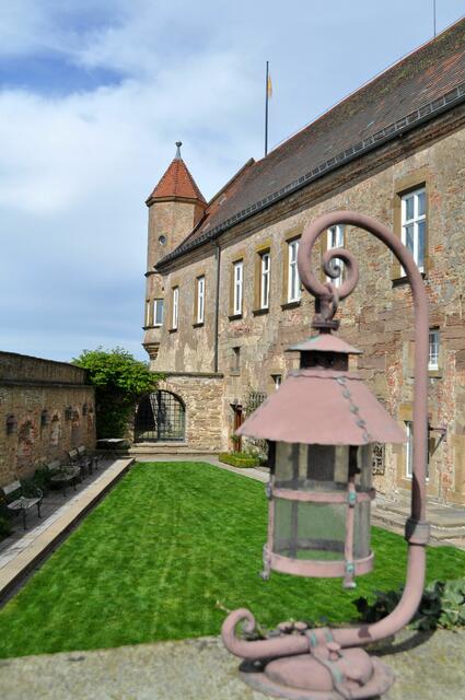 Die Lampen passen hervorragend zur Burganlage | Foto: Daniela Somers