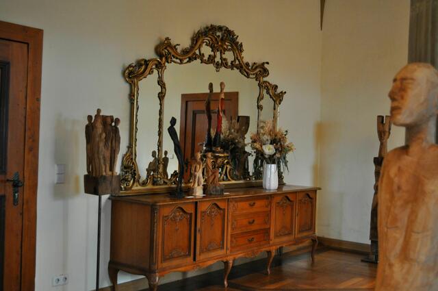 Ausgestellt wird in 8 Räumen und auch das alte Mobiliar wird mit einbezogen. | Foto: Daniela Somers