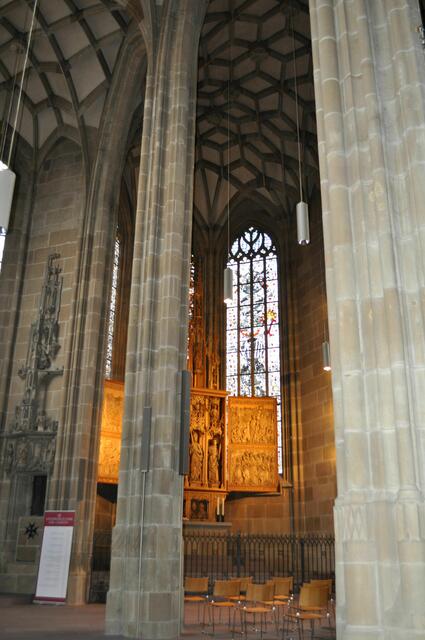 Blick durch die Kirche zum Altar und dem Netzgewölbe | Foto: Daniela Somers
