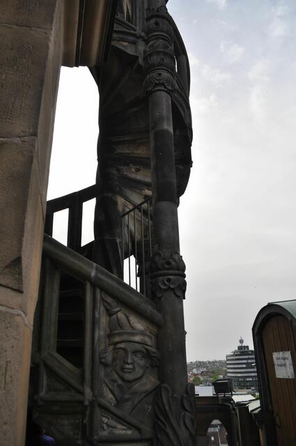 Außenwendeltreppe zum Turm. Am Fuß der Treppe vermutlich das Selbstbildnis von Hans Schweiner. | Foto: Daniela Somers