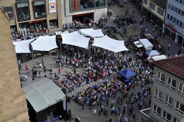 Da unten wars uns zu voll. Von oben hört man es genauso gut. | Foto: Daniela Somers