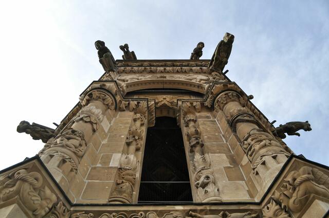 Ganz nach oben kann man natürlich nicht. Aber man kann sich in Ruhe die ganzen tollen Figuren anschauen. Wasserspeier, Tierfiguren, Menschenköpfe, Musikinstrumente.  | Foto: Daniela Somers
