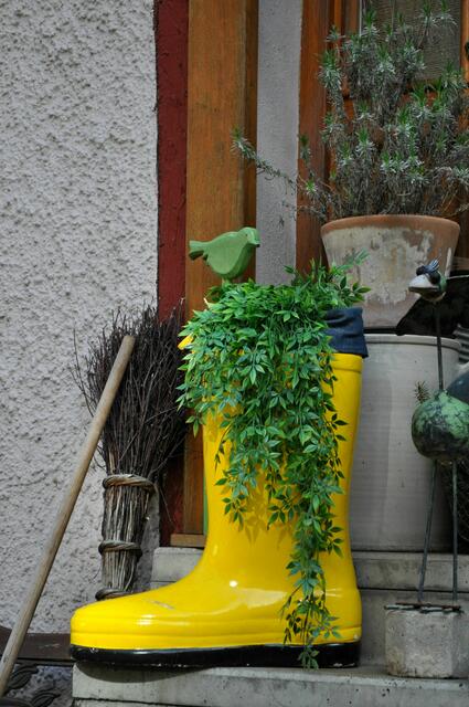 Deko vor einem Hauseingang. | Foto: Daniela Somers