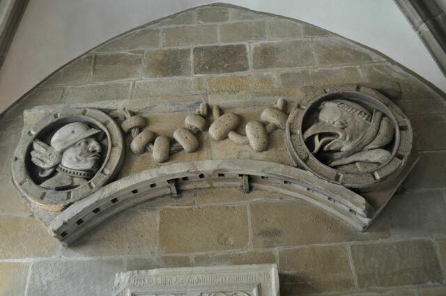 Zurück in der Turmhalle. Zwei Medaillons. Rechts der vogelköpfige Mönch mit gespaltener Zunge. | Foto: Daniela Somers