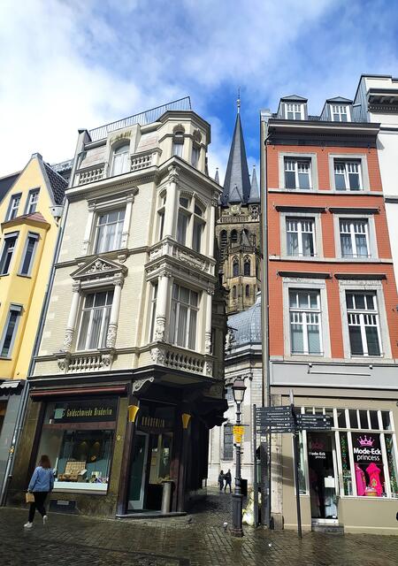 Altstadthäuser und dazwischen die Spitze der Kirche | Foto: sigischlottke