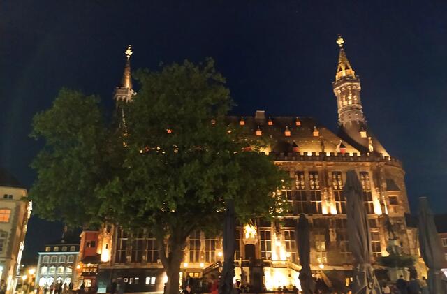 Das Rathaus bei Nacht - total schön, hier auf dem Rathausplatz zu essen und die schöne Atmosphäre zu genießen.  | Foto: sigischlottke