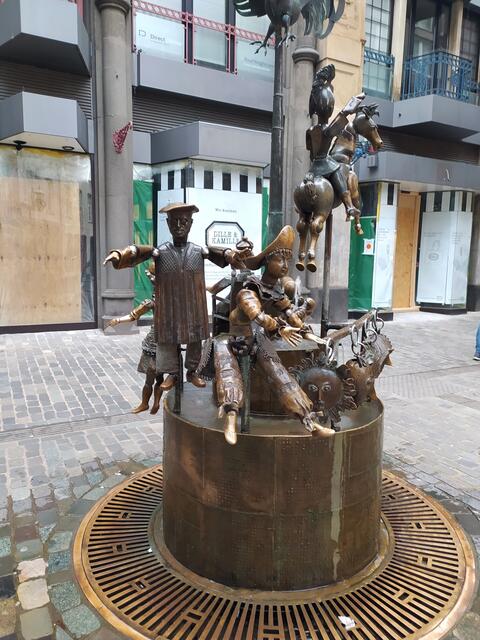 Einer von 60 Brunnen in der Stadt - er ist auch bei Kindern sehr beliebt, denn alle Gliedmaßen der Figuren lassen sich bewegen.  | Foto: sigischlottke