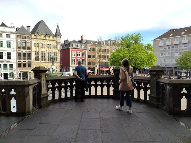 Blick vom Eingang des Rathauses auf die Häuser um den Rathausplatz | Foto: sigischlottke
