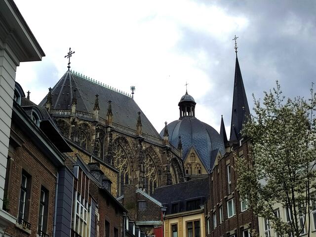 Die Kuppel des Doms ist über den Dächern zu sehen.  | Foto: sigischlottke