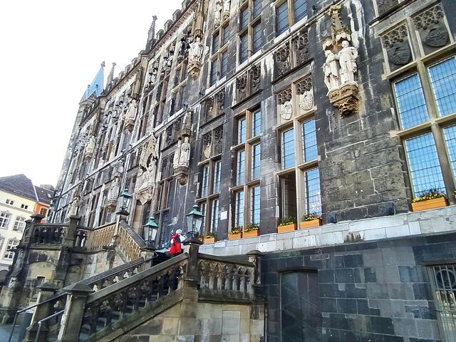 Auf der Vorderseite des Rathauses sind Statuen aller gekrönten Könige angebracht.  | Foto: sigischlottke