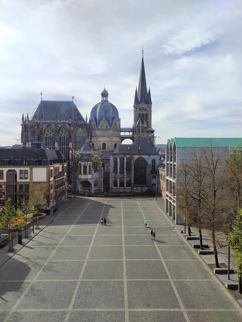 Vom Rathaus sieht man den Dom ganz wunderbar. Rechts ist das Museum Centre Charlemagne.  | Foto: sigischlottke