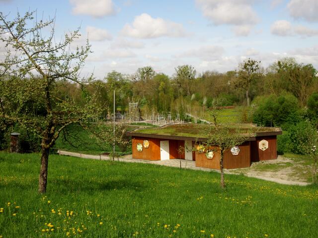 Der Imkerpavillon und dahinter der Zebra-Spielplatz | Foto: WandernGabyErich