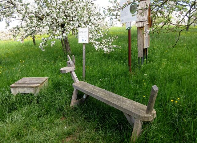 Liebevoll gestaltete Plätzchen in den Obstwiesen | Foto: WandernGabyErich