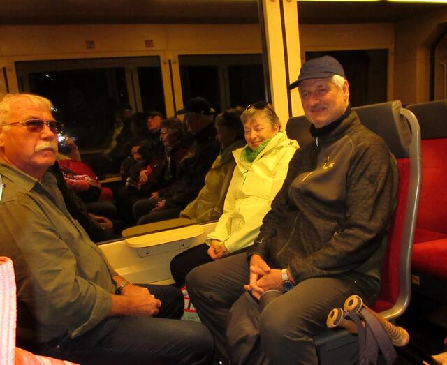 Erstaunlich lang ist der Tunnel durch den Galgenberg, unglaublich nahezu, da man von der Haltestelle aus durchsehen kann, so gerade. | Foto: WandernGabyErich