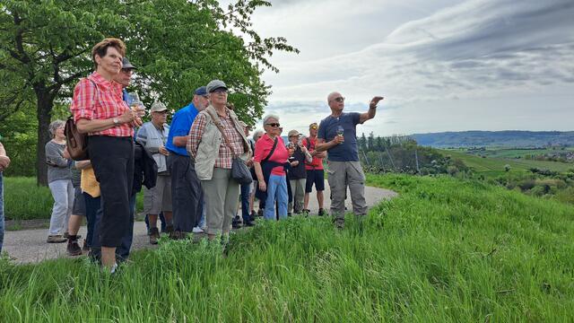 Wanderführer Wolfgang Helbig erklärt die Umgebung und die Sicht ins Heilbronner Land | Foto: Manfred Schaaf