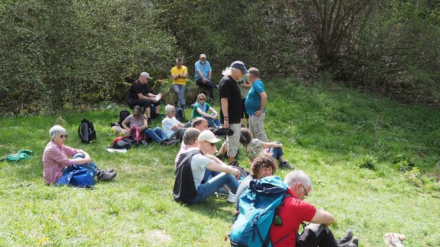 Alle sitzen ganz gechillt im Gras.  | Foto: Rainer Göser