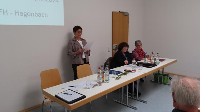 Vorsitzende Sabine Windbiel beim Jahresbericht | Foto: RH