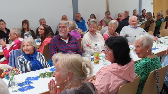 voll besetzte Reihen im Foyer der Seetalhalle | Foto: RH