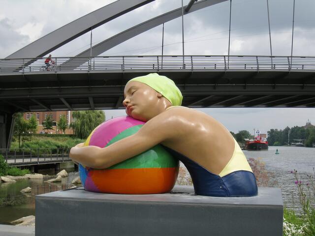 CAROLE A. FEUERMAN, Monumental Brooke with Beachball, 2013 | Foto: ED