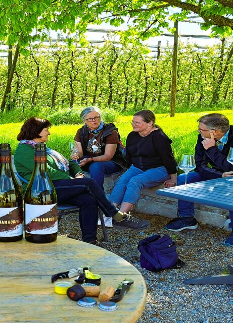 Auf der sonnigen Gartenterrasse kann man es sich gemütlich machen.  | Foto: Isolde Reitz