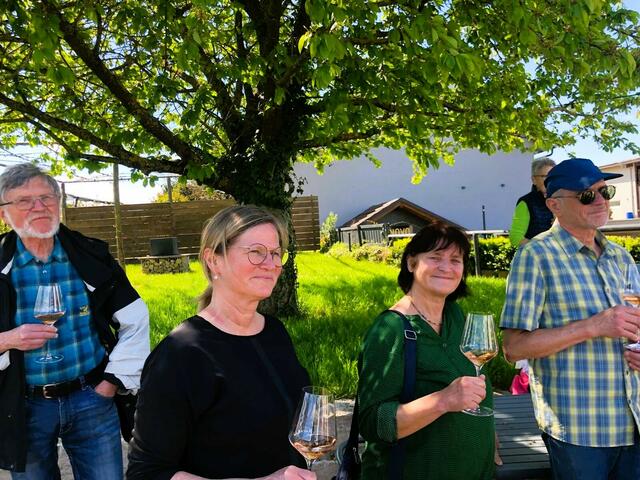 Sichtlich wird der hervorragende Wein genossen. | Foto: Isolde Reitz