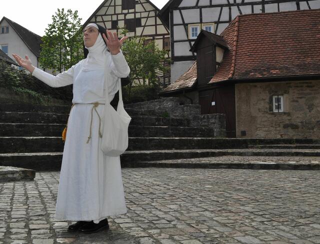 Die Äbtissin ist oft fassungslos wenn die Hübschlerin aus ihrem Leben erzählt. | Foto: Daniela Somers
