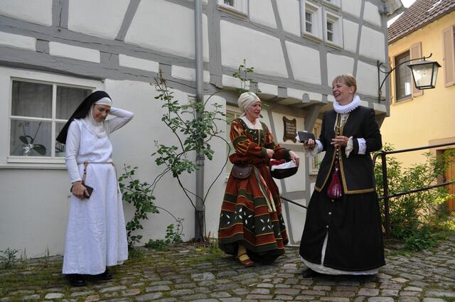 Die Führung verteilt sich über mehrere Stationen. Und so sieht man auch was von der Altstadt. Wobei es natürlich in erster Linie um das Leben der Frauen geht. | Foto: Daniela Somers