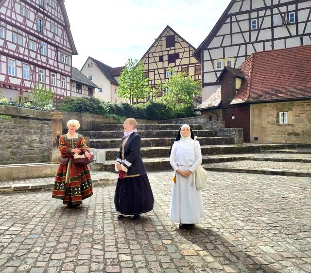 "Rosina, die Hübschlerin", die" Koberin" und die Priorin treffen sich hier zum ersten Mal - drei alleinstehende Frauen in schwierigen Lebensverhältnissen.  | Foto: sigischlottke