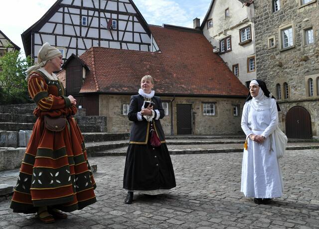 An verschiedenen Stationen erzählen die Frauen aus ihrem Leben. | Foto: Daniela Somers