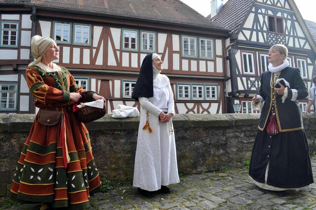 Und am Schluss der Führung verstehen sich die Frauen dann doch gegenseitig besser. | Foto: Daniela Somers