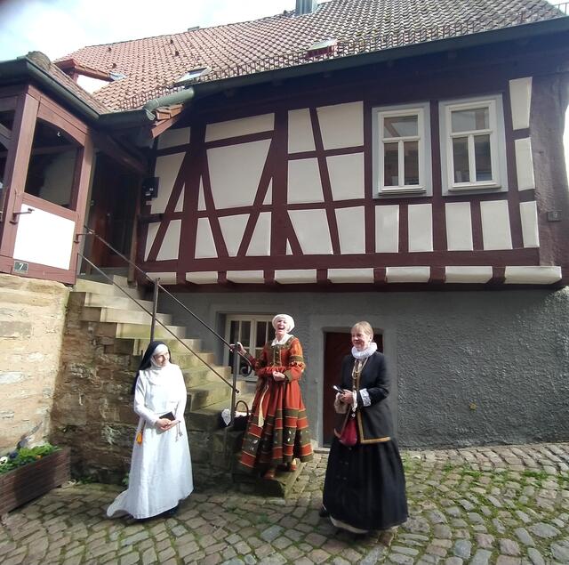 Die Hübschlerin hat gerade ein besonderes Gedicht vorgetragen und amüsiert sich köstlich über die Reaktionen der beiden anderen. 
 | Foto: sigischlottke