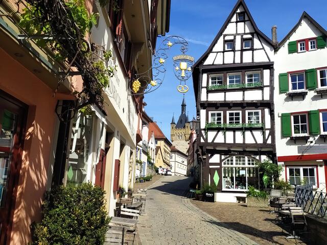 Der heutige Blick durch eine Gasse auf den blauen Turm muss einfach sein. Damals sah das wahrscheinlich anders aus.  | Foto: sigischlottke