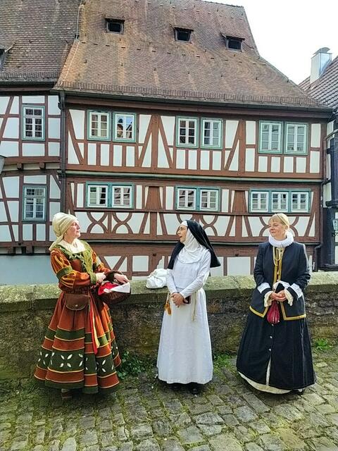 Sie sind sich schon näher gekommen, die drei unterschiedlichen Frauen und verstehen einander besser. Am Ende der Führung verraten sie, welchen Weg jede von ihnen nun gehen wird.  | Foto: sigischlottke