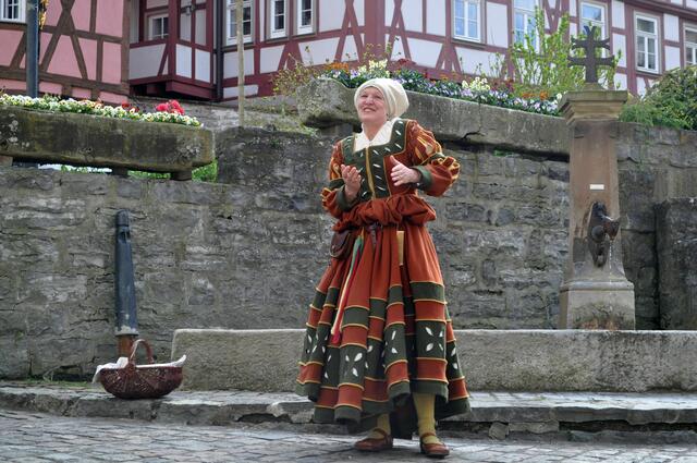 Nicht nur die Frauen passen perfekt in ihre Rolle. Die schöne historische Altstadt versetztdie Zuschauer zurück in die Zeit der Darstellerinnen. | Foto: Daniela Somers
