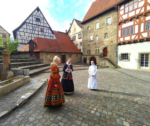 Da gibt es schon viel gegenseitiges Erstaunen, wenn sie sich erzählen, wie sie leben und wie es ihnen geht.  | Foto: sigischlottke