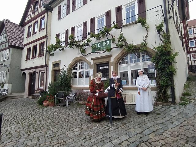 Mit diesen Frauen und dieser Kulisse taucht man gerne in eine andere Zeit ein.  | Foto: sigischlottke