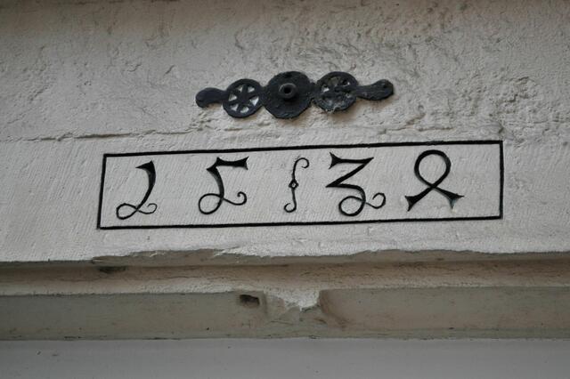 Wer hätte auch das gedacht? Diese Zahlen bedeuten 1534. Das Baujahr des Badhauses. | Foto: Daniela Somers