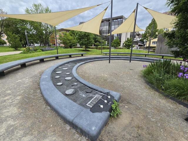 Im Stadtgarten, der Brunnen läuft. | Foto: Heidrun Rosenberger