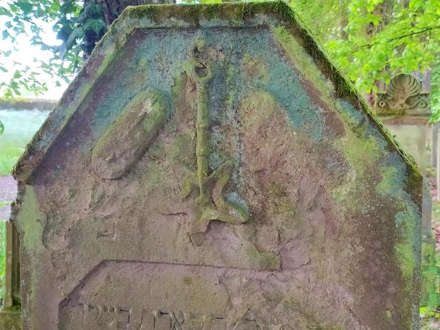 Sabbatlicht und Brot - meist auf Grabsteinen von Frauen zu sehen.  | Foto: sigischlottke