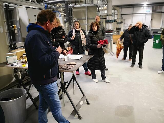 Thomas Karle erklärt die Pilotanlage zur Nährstoffrückgewinnung | Foto: privat