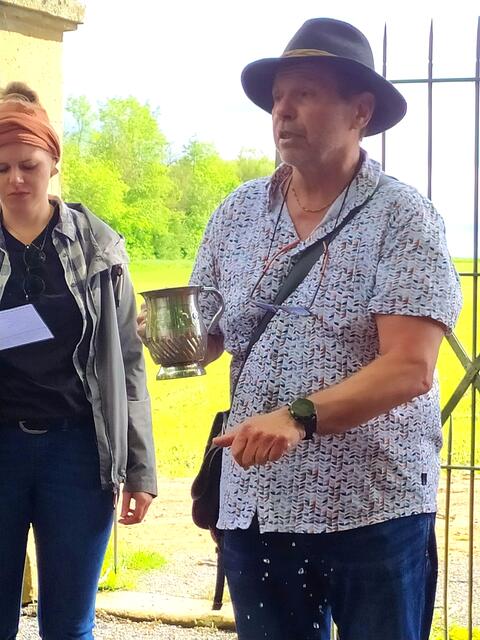 Beim Verlassen des Friedhofs werden wir in das Ritual des Händewaschens eingeweiht | Foto: sigischlottke