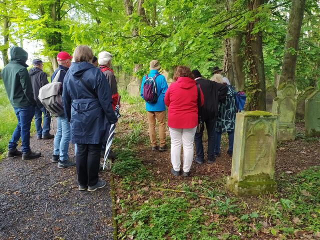 Die Gruppe hört den spannenden Ausführungen sehr aufmerksam zu | Foto: sigischlottke