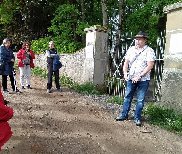 Manfred Schädler begrüßt die Gruppe am Tor zum Jüdischen Friedhof.  | Foto: sigischlottke