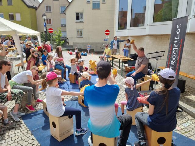 Ulli Baral von Los Trommlos bot verschiedene Cajon-Trommel-Workshops beim Familientag der Apis an. | Foto: Jochen Baral