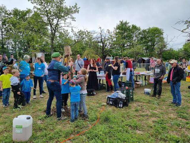 Auch wurden gemeinsam Bäume gepflanzt: Die Kinder halfen Jürgen Winkler von Wino Bio GmbH, der die Aktion verantwortete. | Foto: Jochen Baral