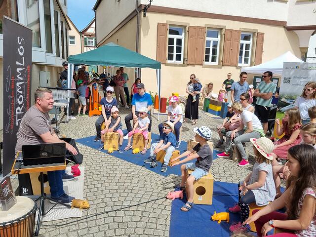 Klein und Groß waren begeistert dabei beim Cajon-Trommeln mit Ulli Baral von Los Trommlos auf dem Familientag am 1. Mai. | Foto: Jochen Baral