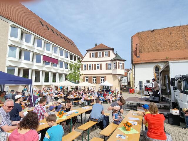 Viele Gäste kamen am 1. Mai Familientag in der Innenstadt Brackenheim zusammen. | Foto: Jochen Baral