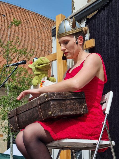 BeaTricks faszinierte die Kinder mit ihrer Handpuppe beim Familientag der Apis am 1. Mai. | Foto: Jochen Baral